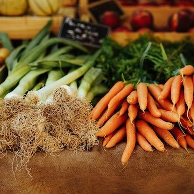 Carrots & leeks laid out on a table